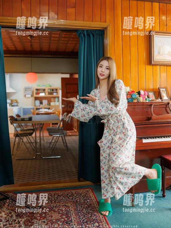 灰色吊带下的Bomi(普美)：不可错过的照片合集