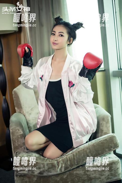 TouTiao头条女神 - 萌琪琪的写真，连衣裙里的风轻轻拂过，真想知道这裙子是不是有魔力？