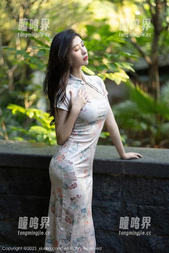 Xiuren秀人网-Emily尹菲 Xiuren秀人网 - 夏天与Emily尹菲的私房美图,光线仿佛都在和她调情。