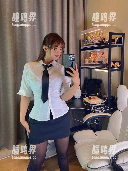张思允 微密圈 - 张思允的白吊带袜:定制图片让人目不转睛