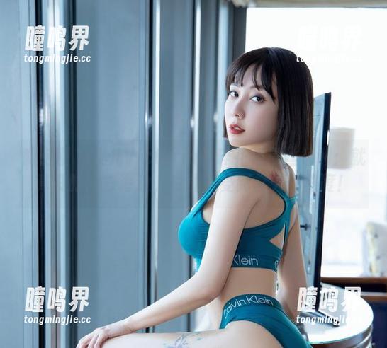 果儿Victoria 微密圈 - 果儿Victoria的碎花裙黑丝福利:就算没时间去海边,也能感受到夏天的热度!