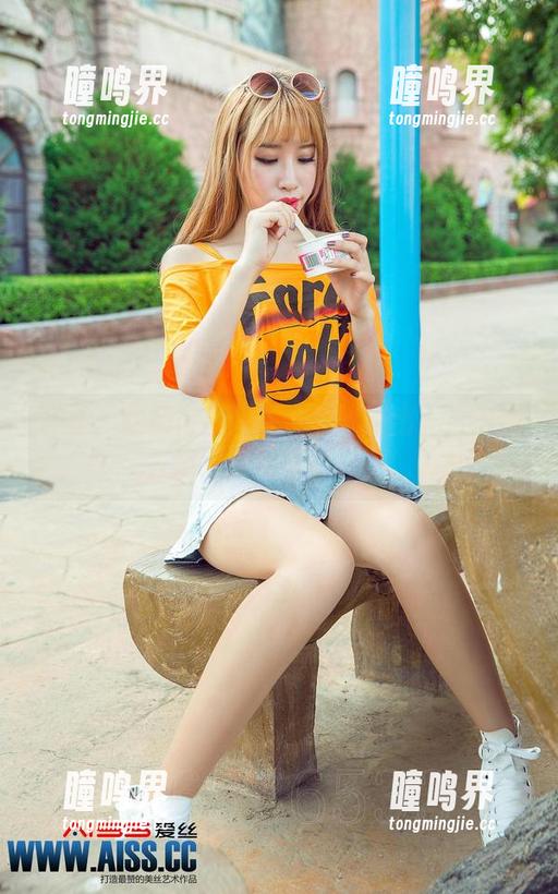 爱丝-欣杨 爱丝 - 欣杨街角写真:原图照出一片懵懂,像我刚起床的样子!