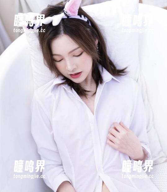 白露Bululu带你进入肉丝的世界：最新写真集，光线和影子的完美交织！