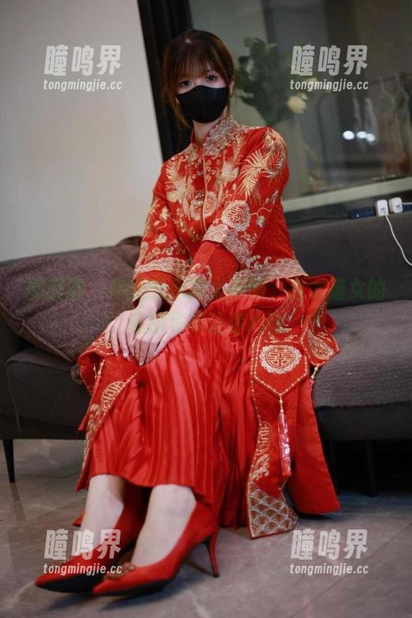 微密圈 - 肉丝秀禾服太养眼，白龙猫女的私房写真让你心动