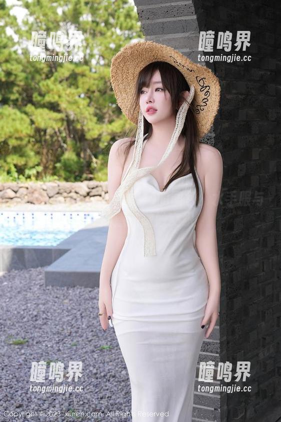 秀人网-伊小七MoMo 秀人网 - 伊小七MoMo的图包:水手服与怀旧感的微妙交织