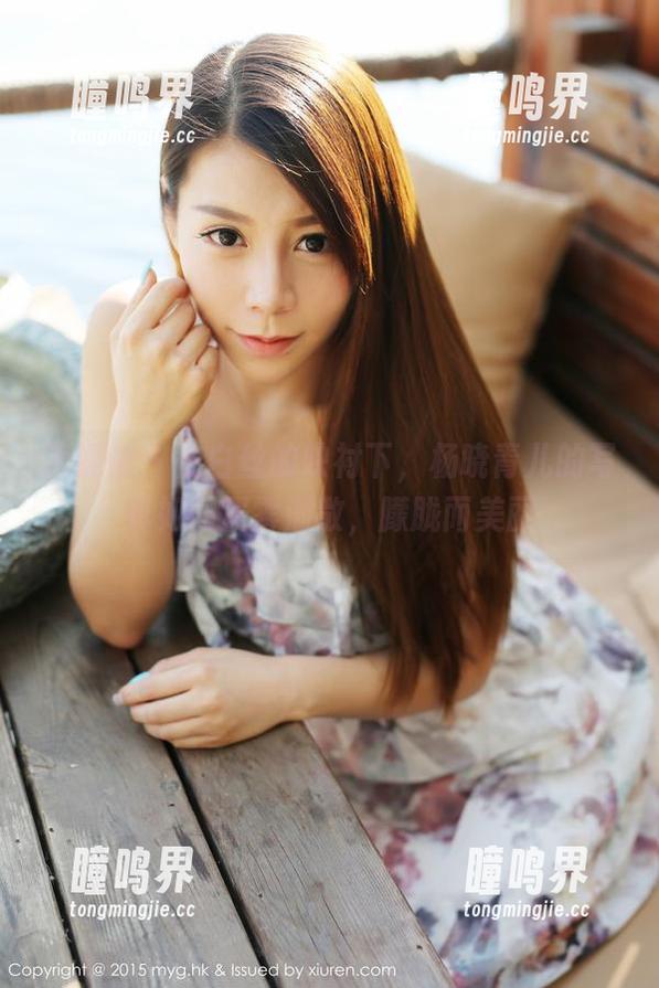 美媛馆 - 在白丝的映衬下，杨晓青儿的写真如同晨雾渐散，朦胧而美丽