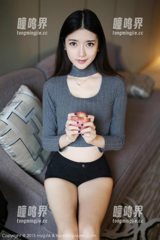 美媛馆-王馨瑶yanni 美媛馆 - 王馨瑶yanni短裙在线图集,仿佛能听见她的裙摆低语。