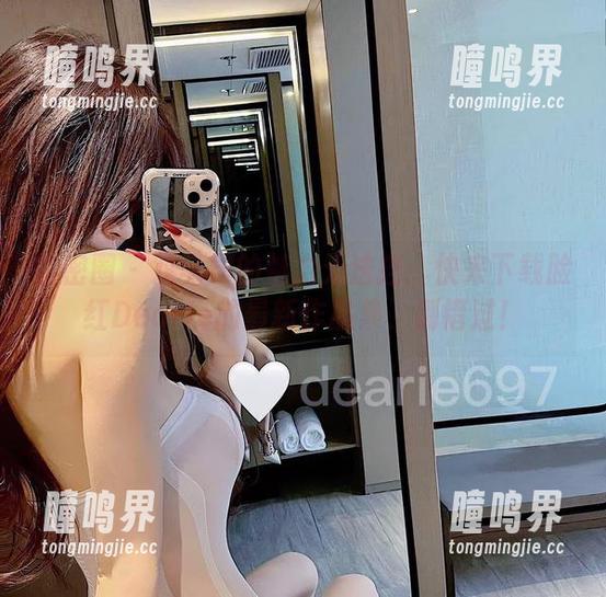 微密圈 - 双马尾的魅力无法挡：快来下载脸红Dearie的最新作品集，别错过！
