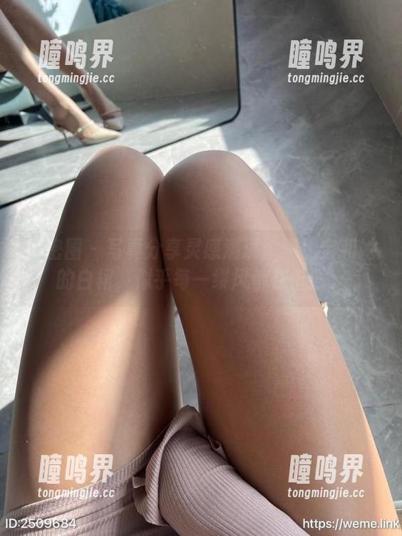 黑饱宝 微密圈 - 写真分享灵感满满:黑饱宝和她的白裙,似乎每一缕风都在低语。